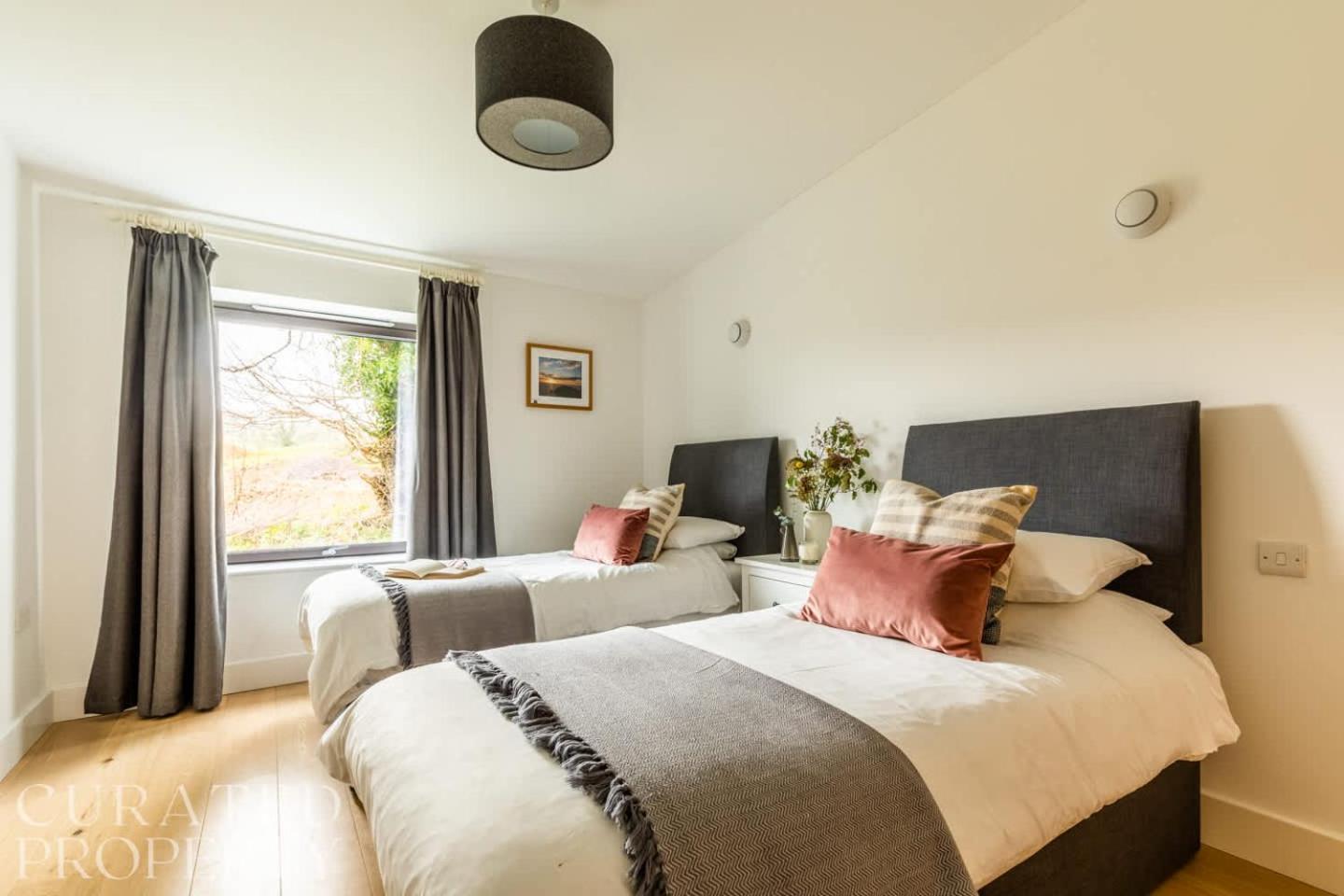 Stunning 5 Bedroom New Build With Amazing Views! Bath Exterior foto