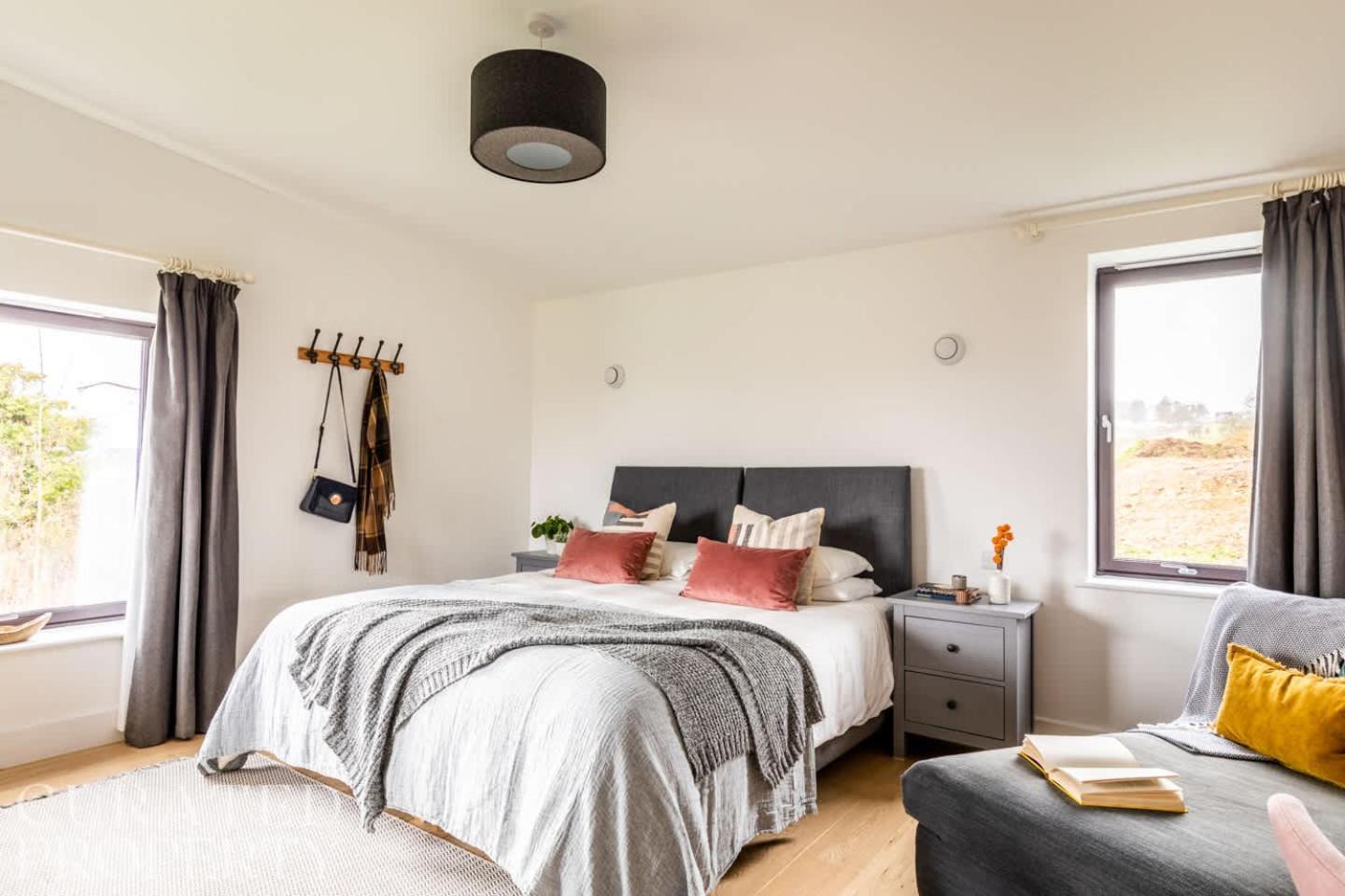 Stunning 5 Bedroom New Build With Amazing Views! Bath Exterior foto